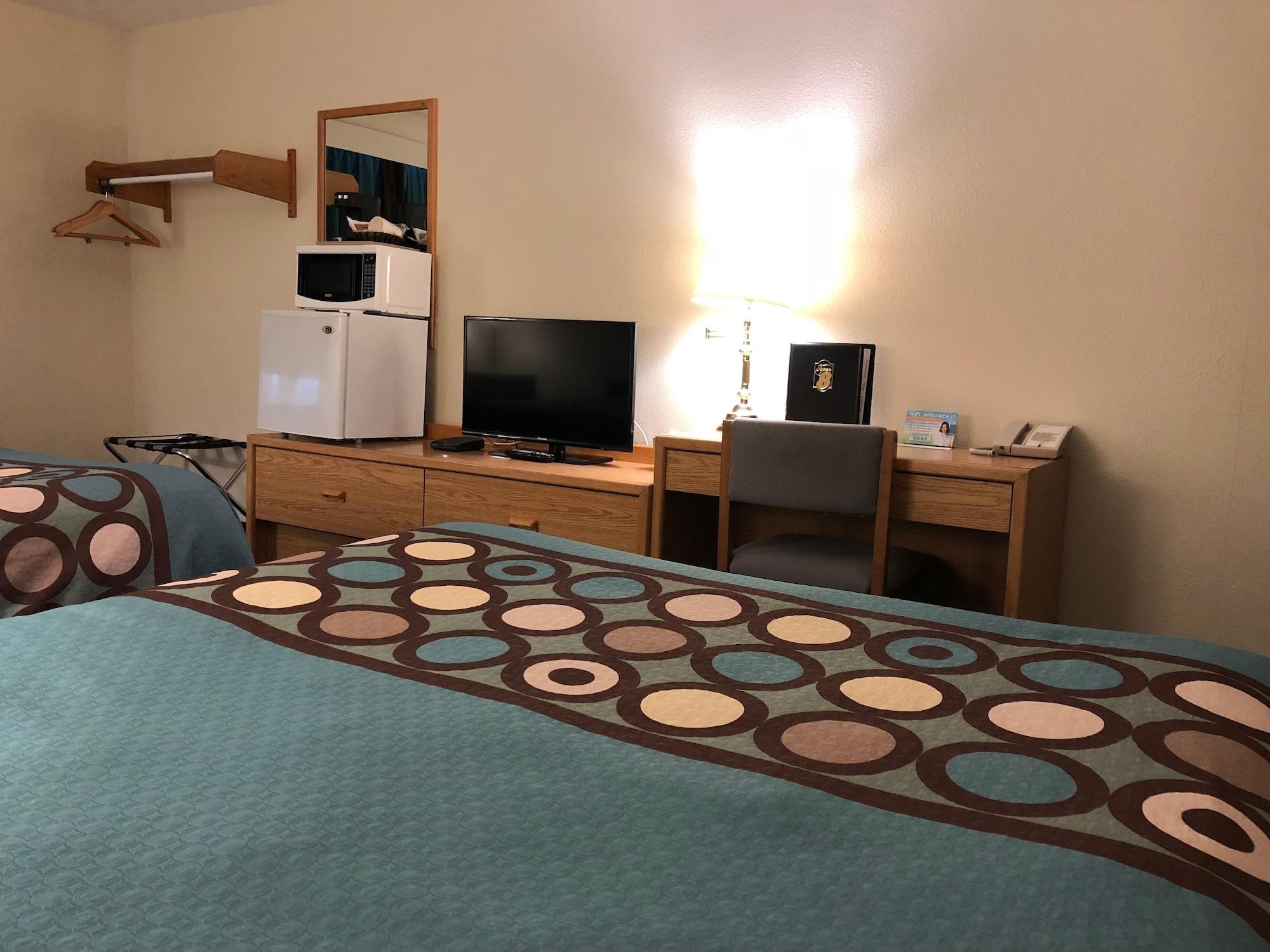 Super 8 By Wyndham Moose Jaw Sk Otel Dış mekan fotoğraf