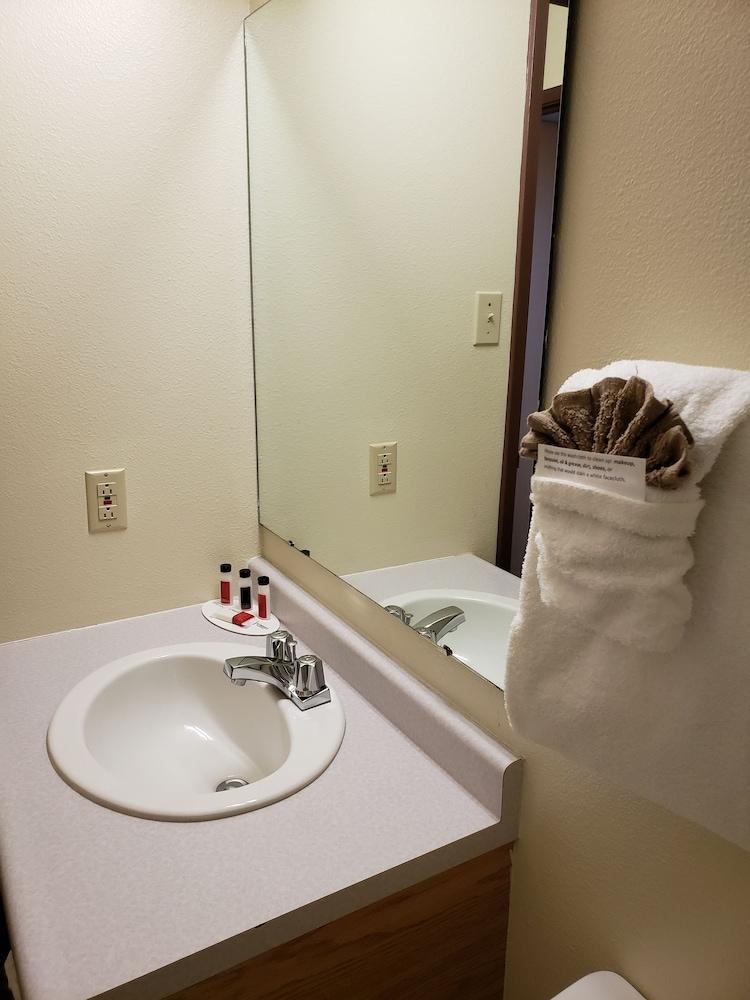 Super 8 By Wyndham Moose Jaw Sk Otel Dış mekan fotoğraf