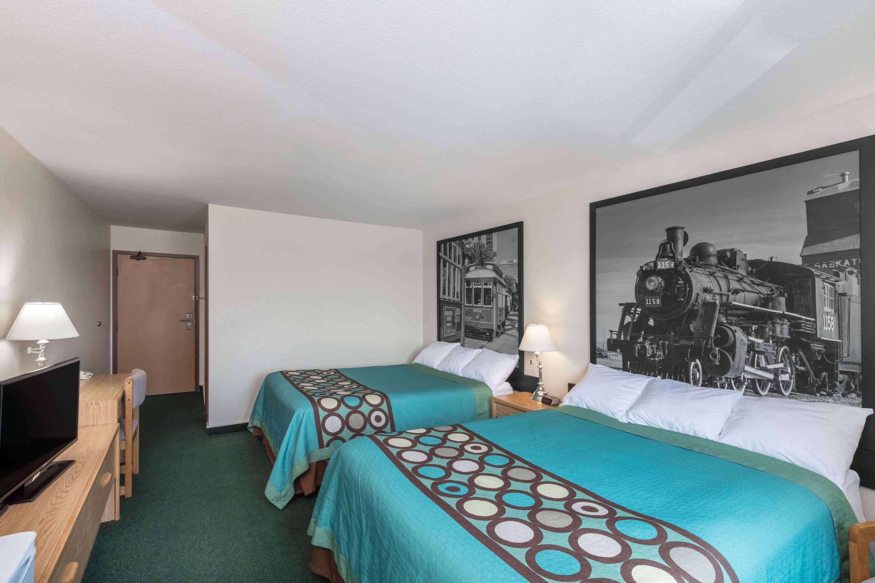 Super 8 By Wyndham Moose Jaw Sk Otel Dış mekan fotoğraf