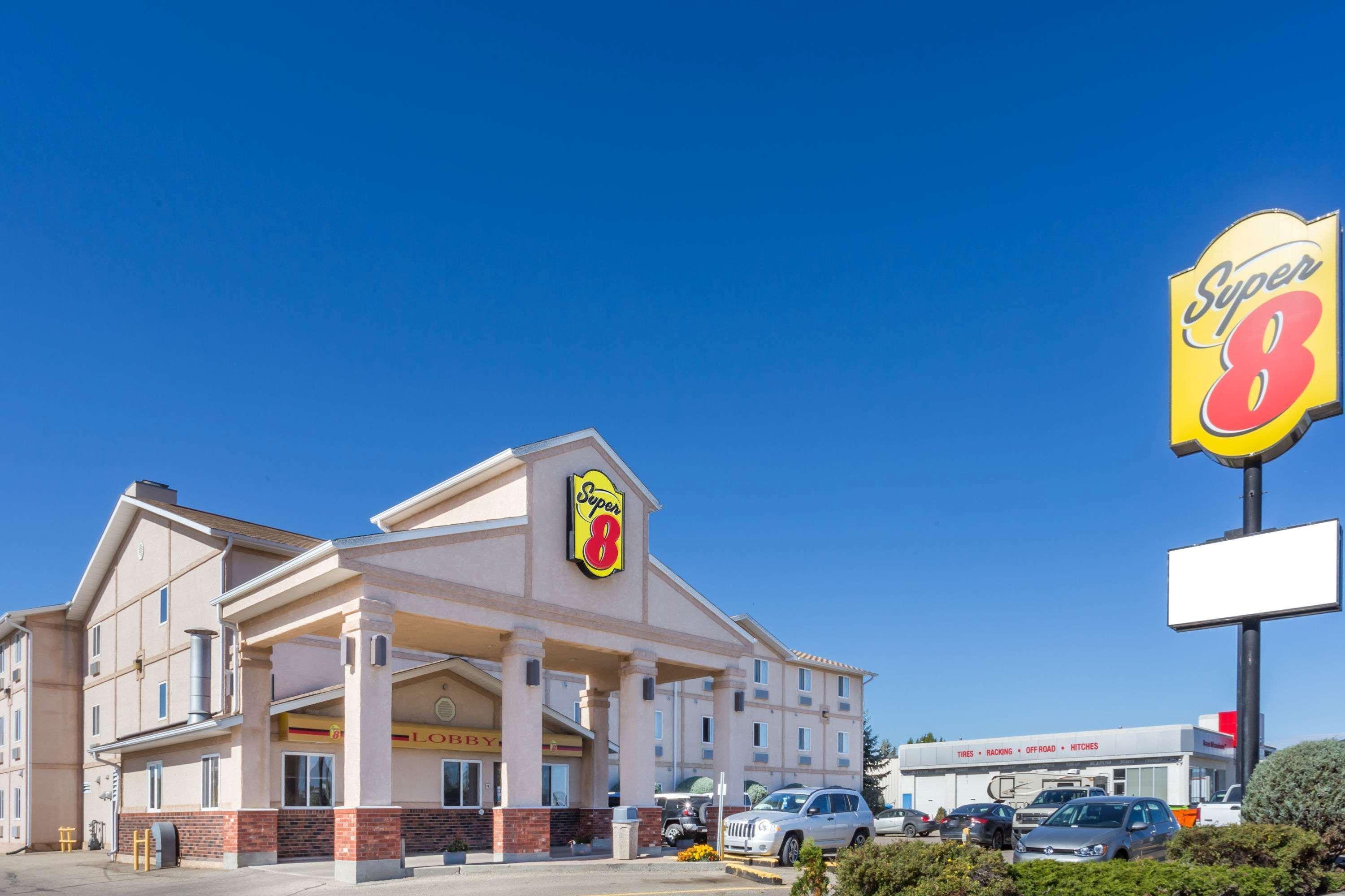 Super 8 By Wyndham Moose Jaw Sk Otel Dış mekan fotoğraf