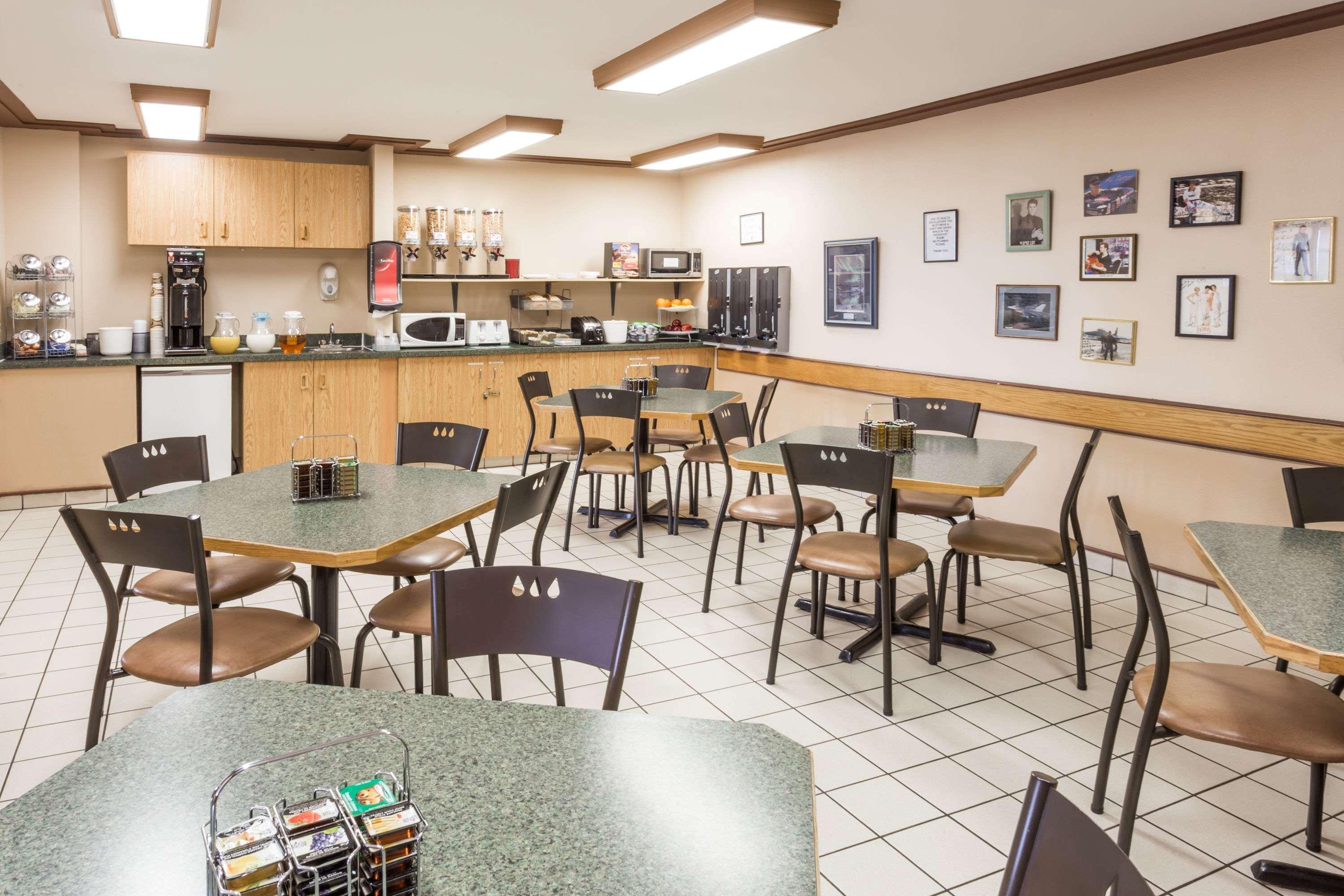 Super 8 By Wyndham Moose Jaw Sk Otel Dış mekan fotoğraf