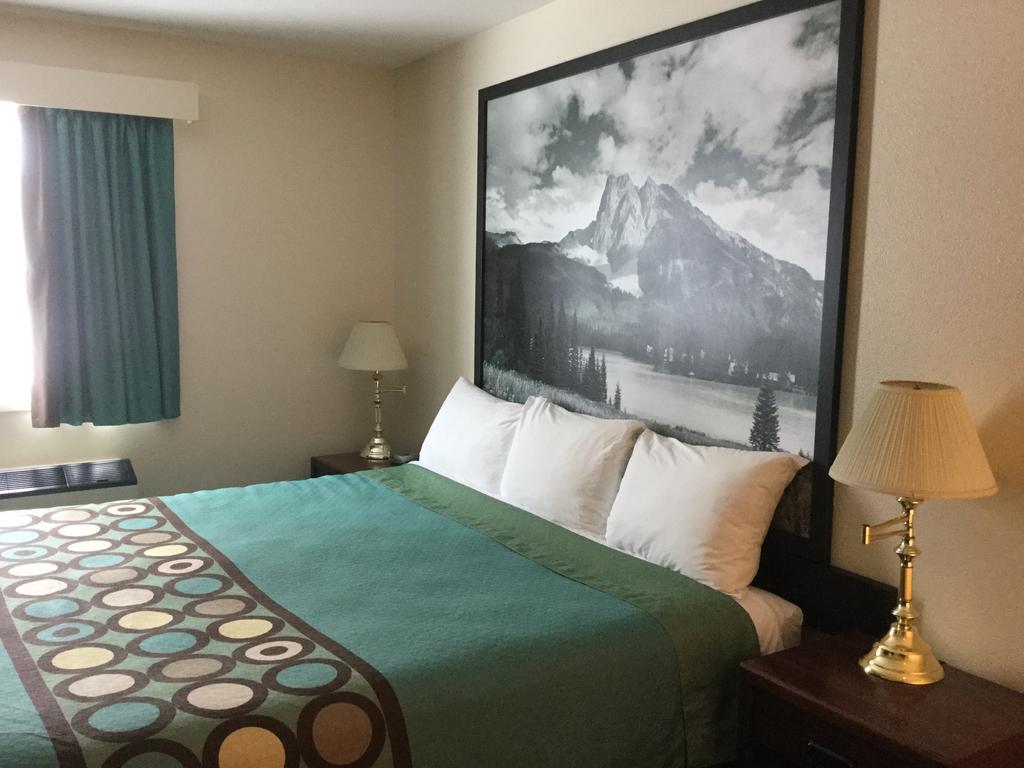 Super 8 By Wyndham Moose Jaw Sk Otel Dış mekan fotoğraf
