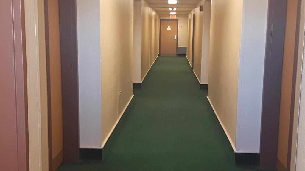 Super 8 By Wyndham Moose Jaw Sk Otel Dış mekan fotoğraf