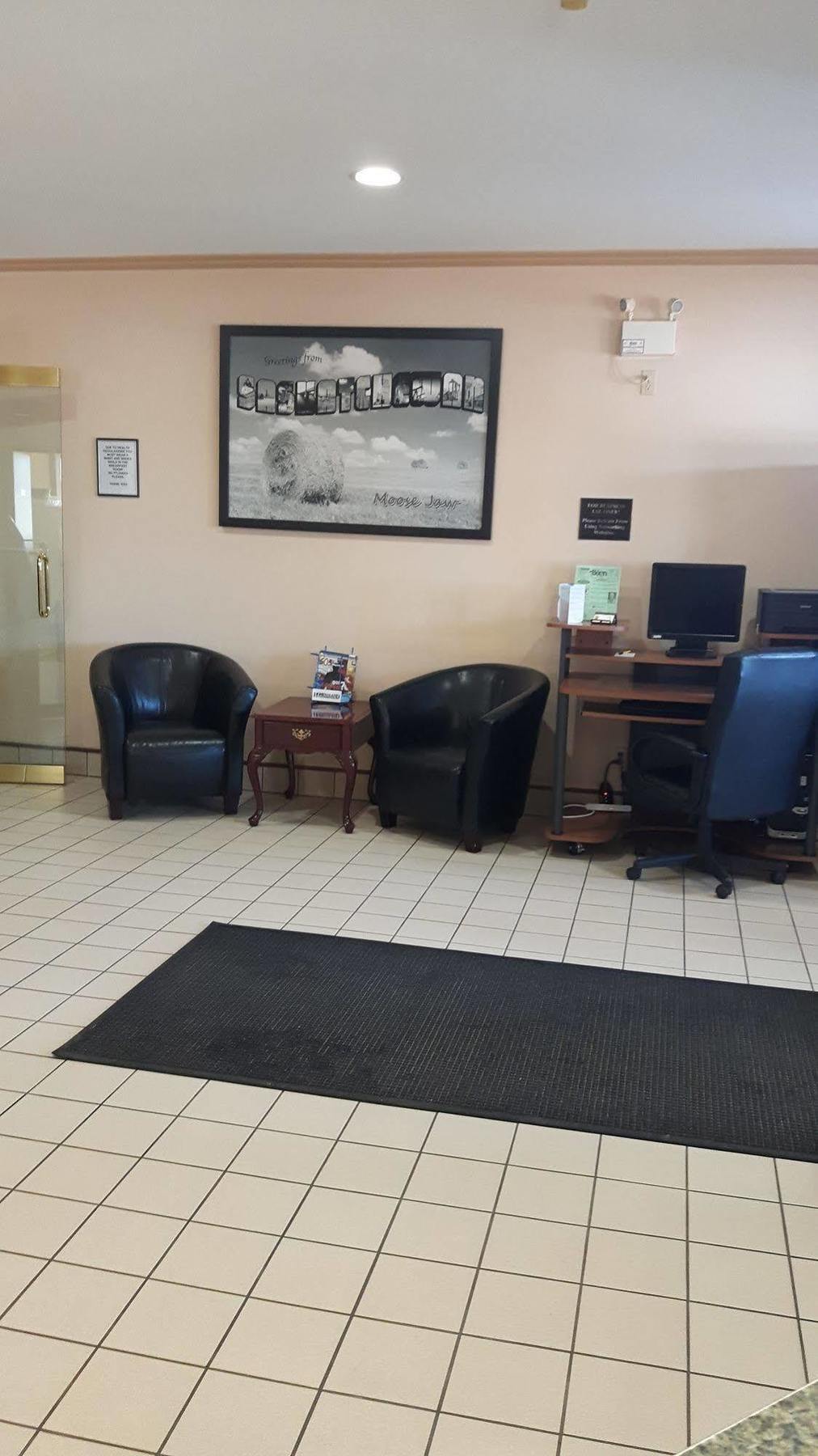 Super 8 By Wyndham Moose Jaw Sk Otel Dış mekan fotoğraf