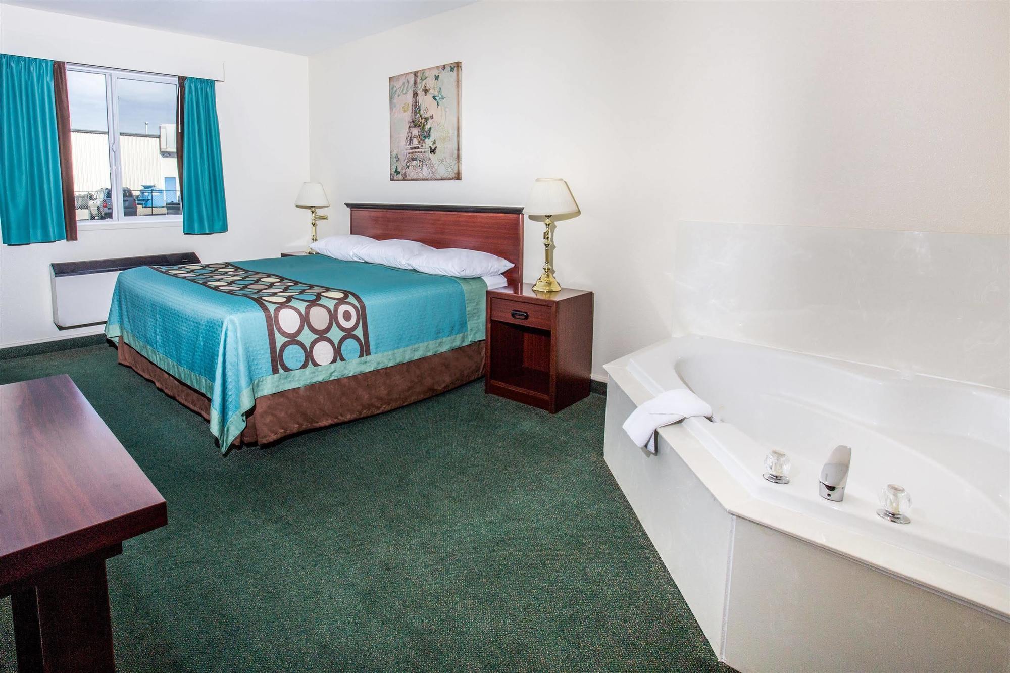 Super 8 By Wyndham Moose Jaw Sk Otel Dış mekan fotoğraf