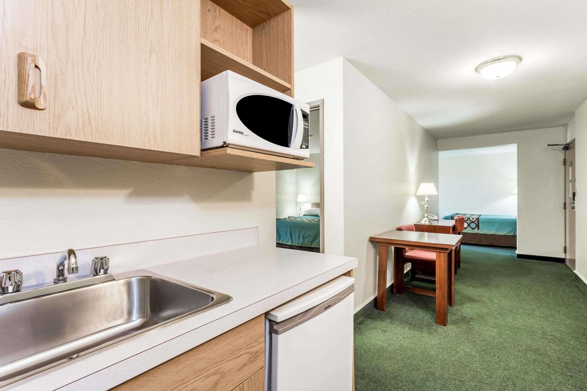 Super 8 By Wyndham Moose Jaw Sk Otel Dış mekan fotoğraf