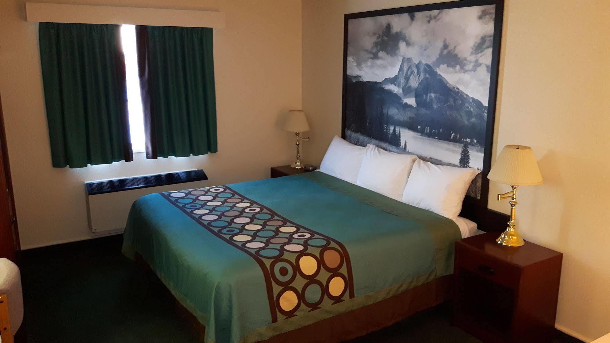 Super 8 By Wyndham Moose Jaw Sk Otel Dış mekan fotoğraf