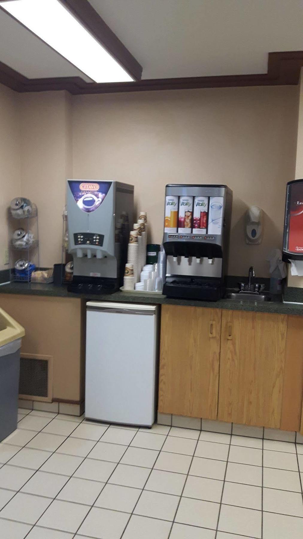 Super 8 By Wyndham Moose Jaw Sk Otel Dış mekan fotoğraf