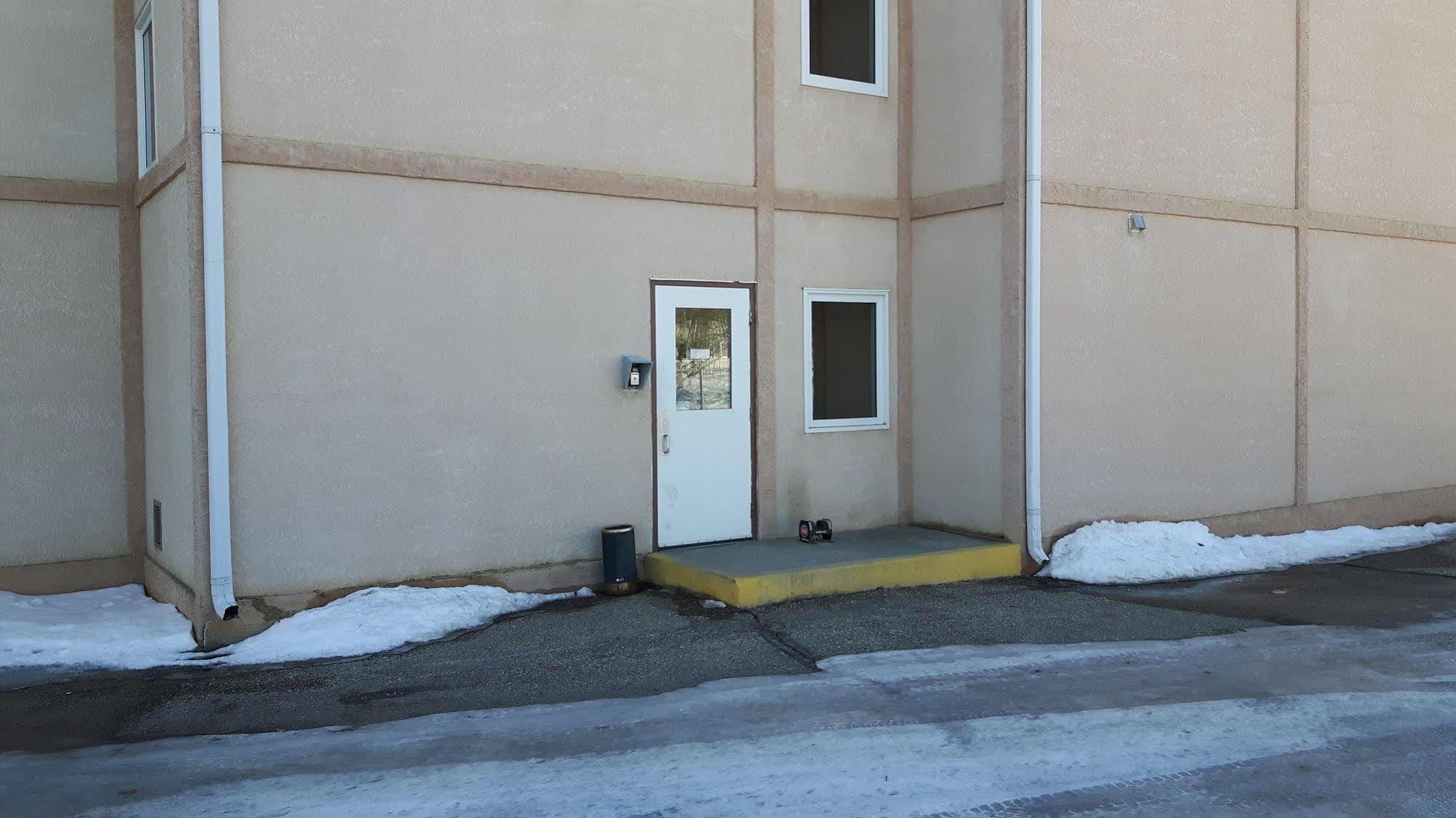 Super 8 By Wyndham Moose Jaw Sk Otel Dış mekan fotoğraf